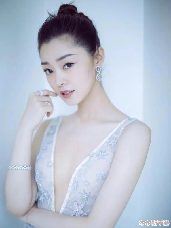 萌白酱馒头一毛无线天旗袍，网友称其“可爱又时尚，完美融合传统与潮流”