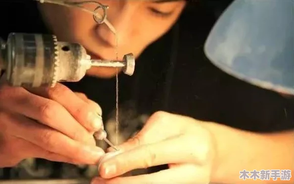 把手脚绑上拿刷子刷花核，感受创作过程中的束缚与自由的奇妙结合