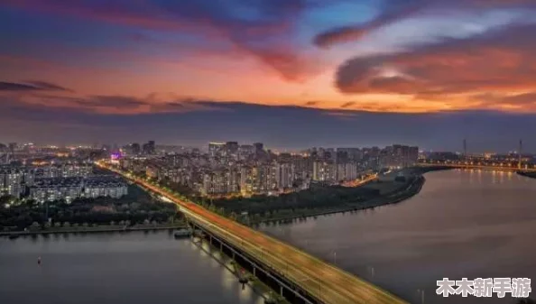 城市天际线夜幕低垂，黄昏景致源自哪个拓展包DLC探索