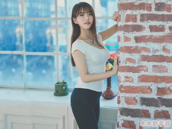 炕头淑芬翘起大白屁股，展现了她独特的魅力与自信，让人不禁想要了解更多关于她的故事