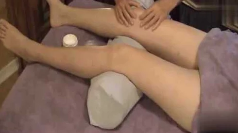 阿离享-受-腿-被-抬-开-被-c的图片：揭示了一种特殊的按摩技巧