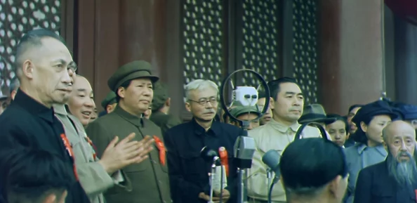 XAX MANTA UZUN HAYA UYGURQA： 为什么维吾尔族的长袍如此特别？