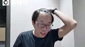 吕红今天刚进门就听刘海，感受到办公室内弥漫的紧张气氛与同事间微妙的互动