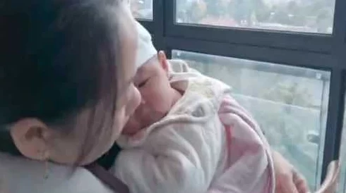 一小孩半夜喂女生吃困吧，竟引发网友热议，背后故事让人感动不已！