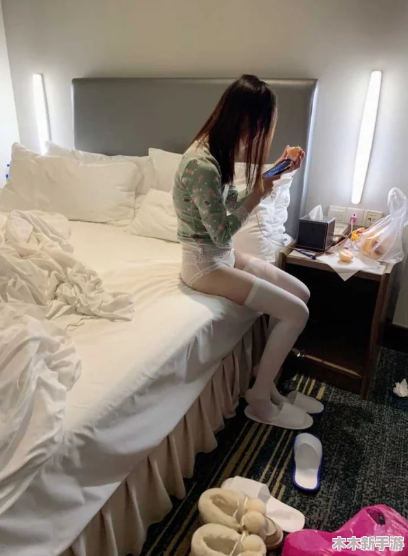 白丝校花扒腿自慰，引发网友热议：这是真实生活还是影视剧的翻版？