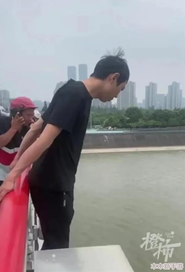 纯车骨科父亲：网友赞其坚持不懈，称其为“孩子心中的英雄”，为家庭付出无限爱与关怀。