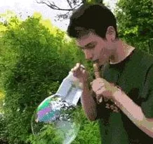 一小孩和同桌拔钢筋：探讨儿童间的友谊与合作精神在游戏中的体现与成长的重要性