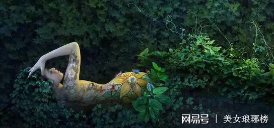 密臀网：网友评价惊艳，尽显摄影艺术与人体之美的完美结合，令人叹为观止！