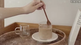 棉花加冰块等于牛奶(黄)：一种奇特的组合，展现了意想不到的化学反应与创意饮品的无限可能性
