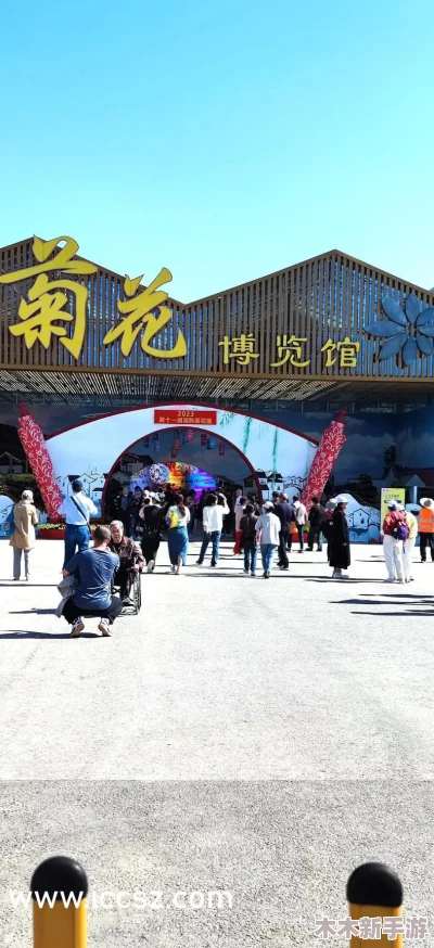 萌白酱旗袍半开襟，网友评论：这件衣服真是太美了，搭配得恰到好处，让人眼前一亮！
