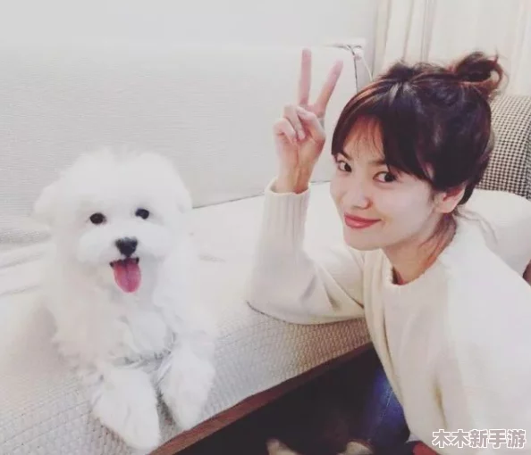 吕红今天刚进门就听刘海，似乎在传达一种意外的情感交流与人际关系的微妙变化