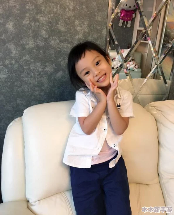 吕红今天刚进门就听刘海，似乎在传达一种意外的情感交流与人际关系的微妙变化