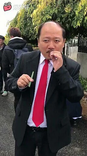 男生的坤坤塞进坤坤中，体现了当代年轻人对性别角色和身份认同的探索与挑战