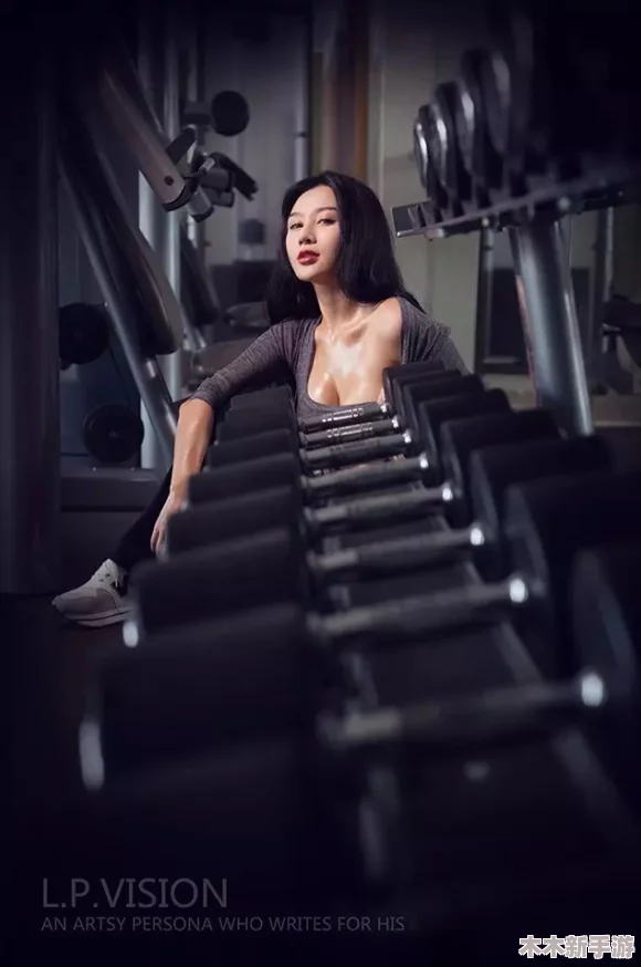 美女露出-双-乳-扒开腿给男人玩，展现了女性在亲密关系中主动表达欲望与性感的一种表现形式