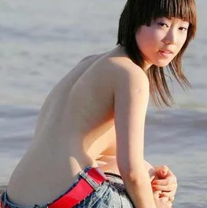 张筱雨人体艺术背后的美学思考：从玉门两腿打开看女性人体摄影