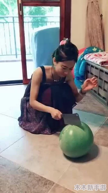班花裸身将两腿扒开让全班吃，这种行为引发了对校园文化和道德底线的深刻反思，令人震惊与不安