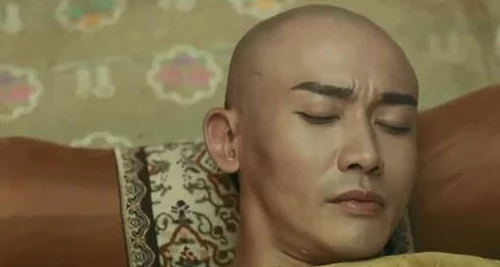 皇上托着临产的肚子，网友纷纷点赞：这样的暖心瞬间真是让人心动，期待宝宝平安降临！