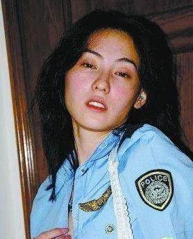 张柏芝手扒自已下面图：这是一幅引发热议的照片，展现了她大胆而真实的一面，引起网友们的广泛讨论与关注