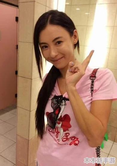 张柏芝手扒自已下面图：这是一幅引发热议的照片，展现了她大胆而真实的一面，引起网友们的广泛讨论与关注