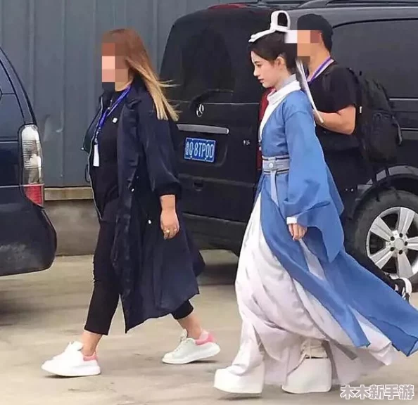 鞠婧祎被C到高潮下不了床动态图，展现了她在某种情境中的极致反应与情感表达，引发网友热议和讨论
