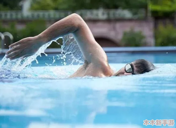 男女被到爽流冰块，网友评价：这简直是夏日的清凉乐趣，带来意想不到的刺激体验！