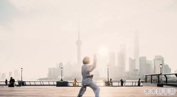 温热的大手在身上游走，理解一个挺身所带来的情感与力量的交织与碰撞