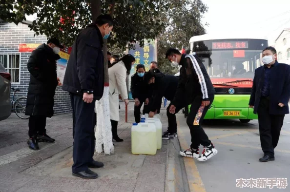 在公交车上被弄到高c亲亲抱抱，感受那份温暖与甜蜜的瞬间，让人心动不已
