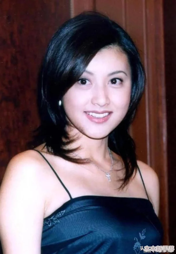 人间尤物夏晚许瓷，网友称其为“绝美仙子”，让人心动不已的魅力与气质交织成梦幻般的存在