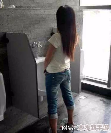 厕沟精品清晰女厕正面女，网友称赞画质极佳，引发热议与分享