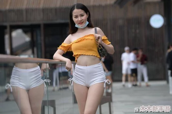 美女两腿大开露出毛毛，这种表现常常引发人们对性感与美的不同理解，挑战传统审美观念和社会规范