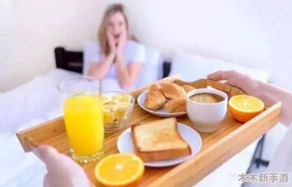 男生和女生一起努力学习制作美味的豆浆
