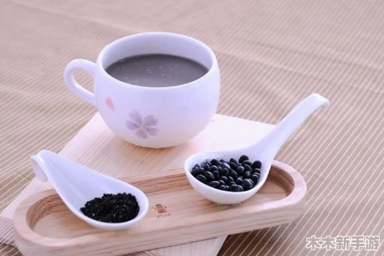 男生和女生一起努力学习制作美味的豆浆
