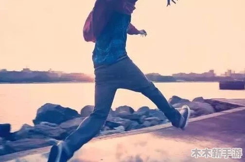 男生和女生愁愁愁很痛轮溜鞋，反映了年轻人在追求自由与快乐时所面临的烦恼与挑战