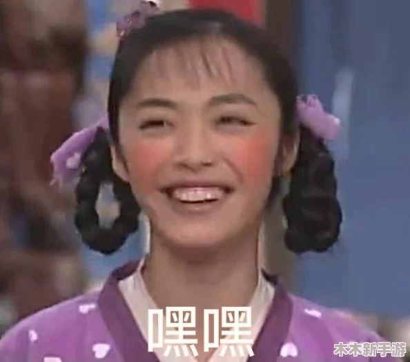西施流眼泪翻白眼咬铁球照片，网友：这表情太生动了，简直是艺术与幽默的完美结合！