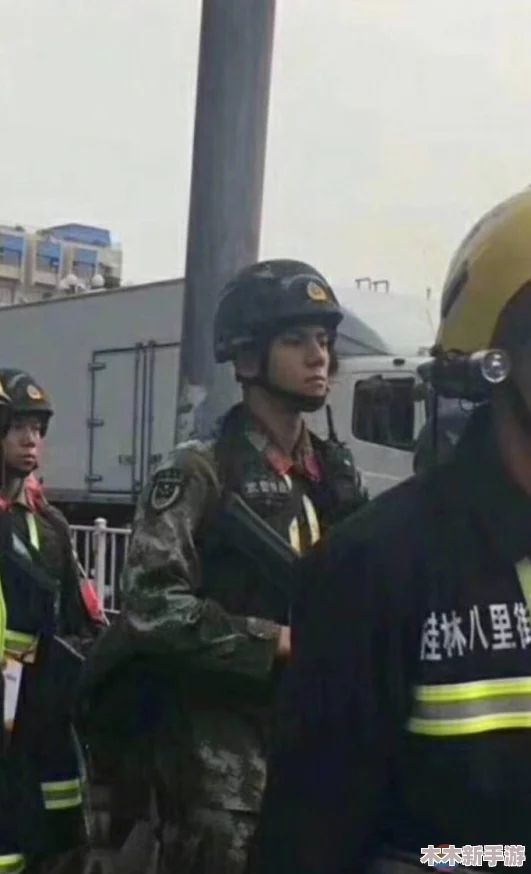 武警小哥gry202269，网友纷纷表示：这位小哥真是太帅了，身手不凡，让人心生敬佩！