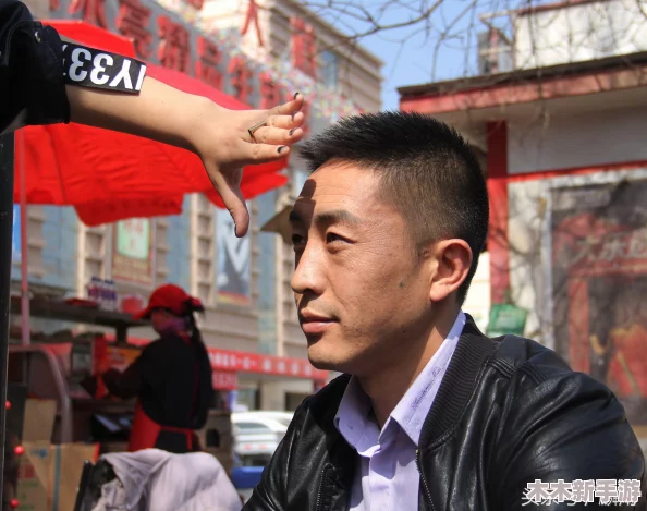帅哥绑架用黑色胶带封口眼睛，令人毛骨悚然的情节让人不寒而栗，扣人心弦的故事引人入胜
