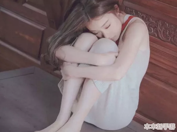 白丝校花扒腿：探讨青春叛逆中的个性彰显与社会审美冲突