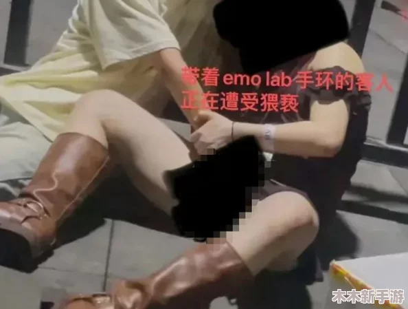 -脱-了-内-裤-在阳台趴着被c，真是太大胆了，这种行为也太不顾及周围人了吧！