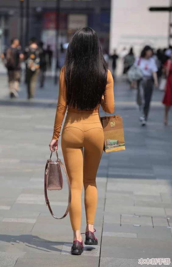 几个美女沟厕小便各种大屁股，展现了不同身材女性在生活中自然的一面，引发对美与自信的思考