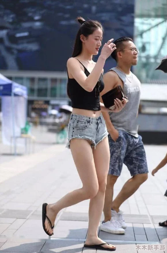 几个美女沟厕小便各种大屁股，展现了不同身材女性在生活中自然的一面，引发对美与自信的思考