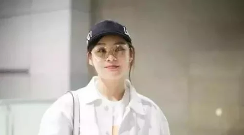 校花公交车被多人伦，社会风气堪忧，如何保护年轻女性的安全与尊严？