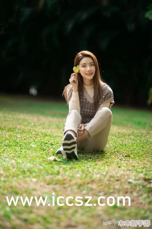 孙尚香站在板凳上辅导刘禅写作业有图有真相，网友调侃：这画面太美，我不敢看！果然是女神与小皇帝的完美搭配！
