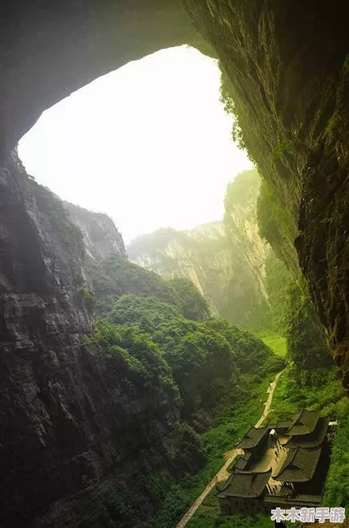 桃源洞口已是溪水百丽宫，仿佛人间仙境般的美景让人流连忘返，心灵在此得以宁静与洗涤