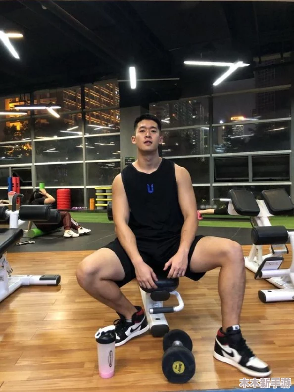 体育生Gay初精：探索男男网站的情感与自我认同之旅