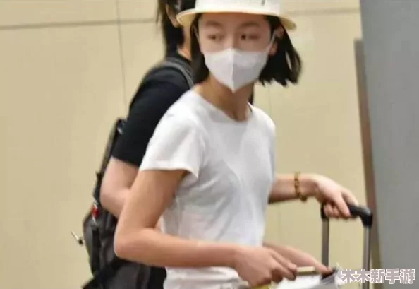 撕开内衣 吸奶头的照片，网友纷纷评论：“画面太火辣，眼福不浅，真是精彩绝伦！”
