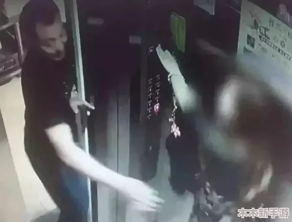 一捏胸一边亲一边摸下面，用户称其体验超乎想象，十分刺激与享受！
