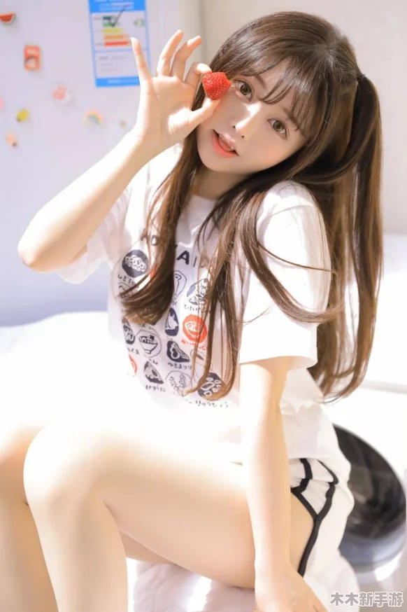 白丝校花 扒开美腿甜美打扑克，绝美诱惑令人心驰神往，体验无与伦比的视觉盛宴！