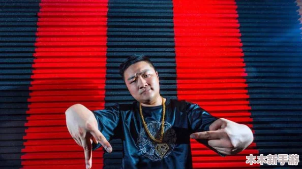 美国暴躁女rapper：网友热议她的歌词风格和舞台表现，认为其个性鲜明且充满力量，引发广泛关注与讨论