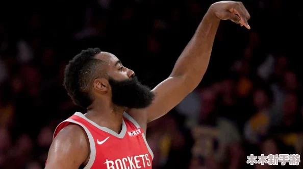 老师黑色双开旗袍恩施NBA，网友称其优雅大方，完美展现了传统与现代的结合之美