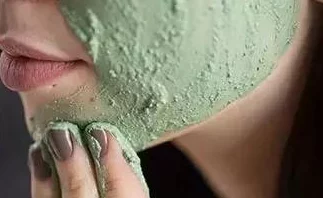 一边膜胸口一面膜下，用户表示效果显著，使用后肌肤滑嫩如丝绸，值得推荐给大家！